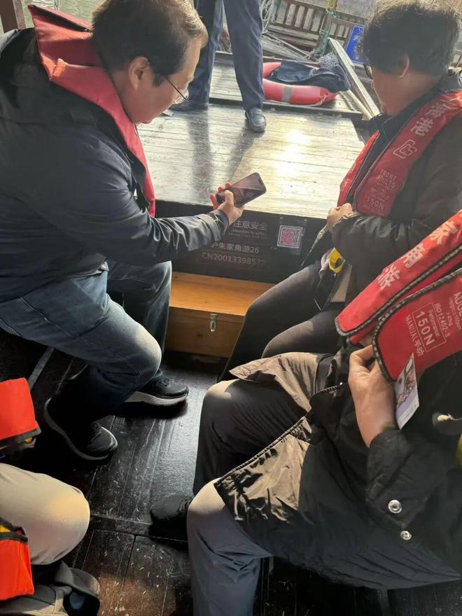 镇木质手摇船“一船一码”全护航开元棋牌出游新保障！朱家角古(图3)