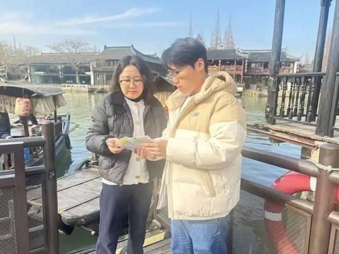 镇木质手摇船“一船一码”全护航开元棋牌出游新保障！朱家角古(图4)