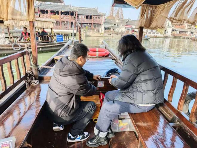 镇木质手摇船“一船一码”全护航开元棋牌出游新保障！朱家角古(图2)